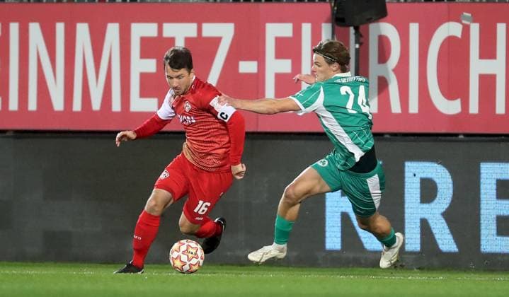 17.10.2025, xfsx, Herren, Fussball, Saison 2025 2026, Regionalliga Bayern, 14. Spieltag: FC Wuerzburger Kickers - SpVgg Greuther Fuerth II v.li.: Peter Kurzweg (FC Wuerzburger Kickers), Lado Akhalaia (SpVgg Greuther Fuerth II) Wuerzburg AKON ARENA Bayern Deutschland