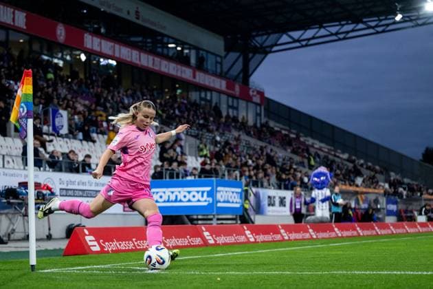 Laura Gloning (TSG Hoffenheim, 20) am Ball beim Eckball vor dem Tor zum 0:1, GER, SGS essen vs TSG 1899 Hoffenheim, Fussball Google Pixel Frauen Bundesliga, 7. Spieltag, Saison 2025 2026, 17.10.2025 DFB regulations prohibit any use of photographs as image sequences and or quasi-video GER, SGS essen vs TSG 1899 Hoffenheim, Fussball Google Pixel Frauen Bundesliga, 7. Spieltag, Saison 2025 2026, 17.10.2025 Essen Copyright: xEibner-Pressefoto Memmlerx EP_MMR