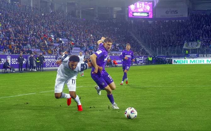 Samuel Abifade (Mannheim , links) im Zweikampf mit Pascal Fallmann (Aue) Fußball 3.Liga 2025 26 FC Erzgebirge Aue - SV Waldhof Mannheim am 17.10.2025 Erzgebirge Aue - Waldhof Mannheim