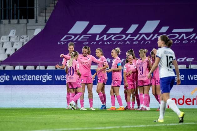 Franziska Harsch (TSG Hoffenheim, 17), Laura Gloning (TSG Hoffenheim, 20), Lisa Doorn (TSG Hoffenheim, 14), Vanessa Diehm (TSG Hoffenheim, 06) und Team jubeln ueber das Tor zum 0:1, GER, SGS essen vs TSG 1899 Hoffenheim, Fussball Google Pixel Frauen Bundesliga, 7. Spieltag, Saison 2025 2026, 17.10.2025 DFB regulations prohibit any use of photographs as image sequences and or quasi-video GER, SGS essen vs TSG 1899 Hoffenheim, Fussball Google Pixel Frauen Bundesliga, 7. Spieltag, Saison 2025 2026, 17.10.2025 Essen Copyright: xEibner-Pressefoto Memmlerx EP_MMR