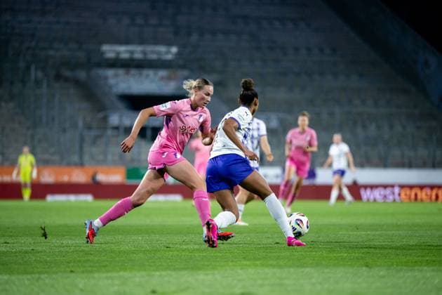 Feli Delacauw (TSG Hoffenheim, 24) im Zweikampf mit Vanessa Fuerst (SGS Essen, 08), GER, SGS essen vs TSG 1899 Hoffenheim, Fussball Google Pixel Frauen Bundesliga, 7. Spieltag, Saison 2025 2026, 17.10.2025 DFB regulations prohibit any use of photographs as image sequences and or quasi-video GER, SGS essen vs TSG 1899 Hoffenheim, Fussball Google Pixel Frauen Bundesliga, 7. Spieltag, Saison 2025 2026, 17.10.2025 Essen Copyright: xEibner-Pressefoto Memmlerx EP_MMR