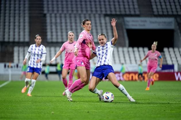 Selina Cerci (TSG Hoffenheim, 29) im Zweikampf mit Paula Flach (SGS Essen, 05), GER, SGS essen vs TSG 1899 Hoffenheim, Fussball Google Pixel Frauen Bundesliga, 7. Spieltag, Saison 2025 2026, 17.10.2025 DFB regulations prohibit any use of photographs as image sequences and or quasi-video GER, SGS essen vs TSG 1899 Hoffenheim, Fussball Google Pixel Frauen Bundesliga, 7. Spieltag, Saison 2025 2026, 17.10.2025 Essen Copyright: xEibner-Pressefoto Memmlerx EP_MMR
