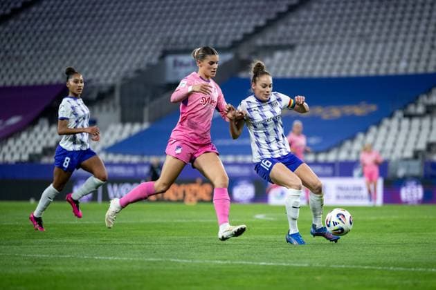 Selina Cerci (TSG Hoffenheim, 29) im Zweikampf mit Jacqueline Meißner (SGS Essen, 16), GER, SGS essen vs TSG 1899 Hoffenheim, Fussball Google Pixel Frauen Bundesliga, 7. Spieltag, Saison 2025 2026, 17.10.2025 DFB regulations prohibit any use of photographs as image sequences and or quasi-video GER, SGS essen vs TSG 1899 Hoffenheim, Fussball Google Pixel Frauen Bundesliga, 7. Spieltag, Saison 2025 2026, 17.10.2025 Essen Copyright: xEibner-Pressefoto Memmlerx EP_MMR