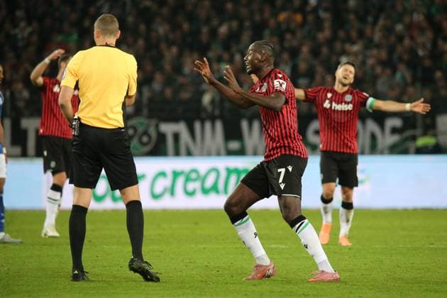 17.10.2025, xmohx, Fussball 2.Bundesliga, Hannover 96 - FC Schalke 04 v.l. Schiedsrichter Referee Martin Petersen Mustapha Bundu (Hannover 96) (DFL DFB REGULATIONS PROHIBIT ANY USE OF PHOTOGRAPHS as IMAGE SEQUENCES and or QUASI-VIDEO) Hannover