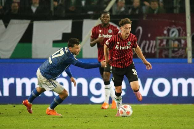 17.10.2025, xmohx, Fussball 2.Bundesliga, Hannover 96 - FC Schalke 04 v.l. Adrian Gantenbein (FC Schalke 04) Jannik Rochelt (Hannover 96) Zweikampf, Aktion, action, battle for the ball (DFL DFB REGULATIONS PROHIBIT ANY USE OF PHOTOGRAPHS as IMAGE SEQUENCES and or QUASI-VIDEO) Hannover