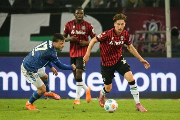 17.10.2025, xmohx, Fussball 2.Bundesliga, Hannover 96 - FC Schalke 04 v.l. Adrian Gantenbein (FC Schalke 04) Jannik Rochelt (Hannover 96) Zweikampf, Aktion, action, battle for the ball (DFL DFB REGULATIONS PROHIBIT ANY USE OF PHOTOGRAPHS as IMAGE SEQUENCES and or QUASI-VIDEO) Hannover