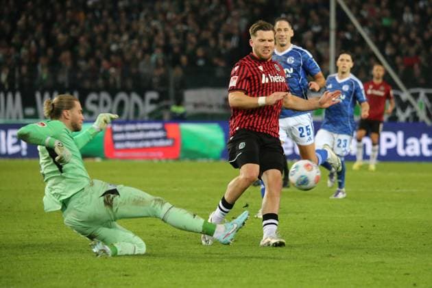 17.10.2025, xmohx, Fussball 2.Bundesliga, Hannover 96 - FC Schalke 04 v.l. Loris Karius (FC Schalke 04) Benjamin Källmann (Hannover 96) Zweikampf, Aktion, action, battle for the ball (DFL DFB REGULATIONS PROHIBIT ANY USE OF PHOTOGRAPHS as IMAGE SEQUENCES and or QUASI-VIDEO) Hannover