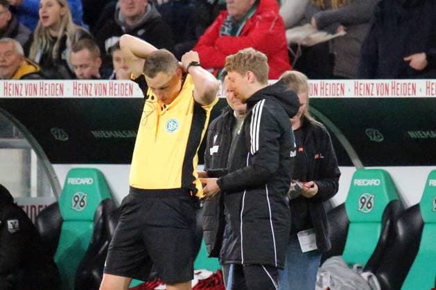 17.10.2025, xmohx, Fussball 2.Bundesliga, Hannover 96 - FC Schalke 04 v.l. Schiedsrichter Referee Martin Petersen hat Probleme mit seinem Headset (DFL DFB REGULATIONS PROHIBIT ANY USE OF PHOTOGRAPHS as IMAGE SEQUENCES and or QUASI-VIDEO) Hannover