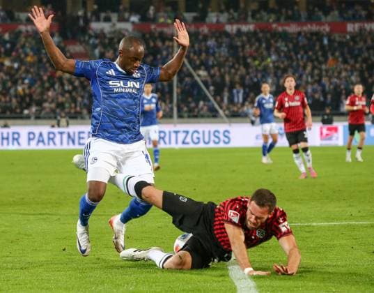 Deutschland: Fussball 2.Bundesliga 2025 26, 9. Spieltag - Hannover 96 vs FC Schalke 04 - Heinz von Heiden Arena Stadion (Hannover): Christopher Antwi-Adjei (FC Schalke 04, 18) Boris Tomiak (Hannover 96, 3) Hannover