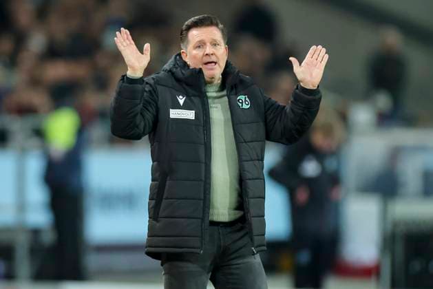 Trainer Christian Titz (Hannover 96) schaut enttaeuscht, 2. Bundesliga, Hannover 96 v FC Schalke 04, Heinz von Heiden Arena am 17. October 2025 in Hannover, Deutschland. (Foto von Marco Steinbrenner DeFodi Images) Trainer Christian Titz (Hannover 96) looks dejected, 2. Bundesliga, Hannover 96 v FC Schalke 04, Heinz von Heiden Arena, October 17, 2025 in Hanover, Germany. (Photo by Marco Steinbrenner DeFodi Images) Coach Christian Titz Hannover 96 looks disappointed, 2 Bundesliga, Hannover 96 v FC Schalke 04, Heinz von Heiden Arena on October 17, 2025 in Hanover, Germany Photo by Marco Steinbrenner DeFodi Images Coach Christian Titz Hannover 96 looks disappointed, 2 Bundesliga, Hannover 96 v FC Schalke 04, Heinz von Heiden Arena, October 17, 2025 in Hanover, Germany Photo by Marco Steinbrenner DeFodi Images