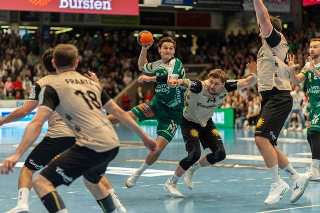 Ludvig Hallbaeck (Frisch Auf Goeppingen, 20) und Gerdas Babarskas (Bergischer HC 14), Frisch Auf Goeppingen vs. Bergischer HC, Handball, Bundesliga, 09. Spieltag, Saison 2025 2026, 17.10.2025, Frisch Auf Goeppingen vs. Bergischer HC, Handball, Bundesliga, 09. Spieltag, Saison 2025 2026, 17.10.2025 Goeppingen Copyright: xEibner-Pressefoto MaxxVogelx EP_MVL