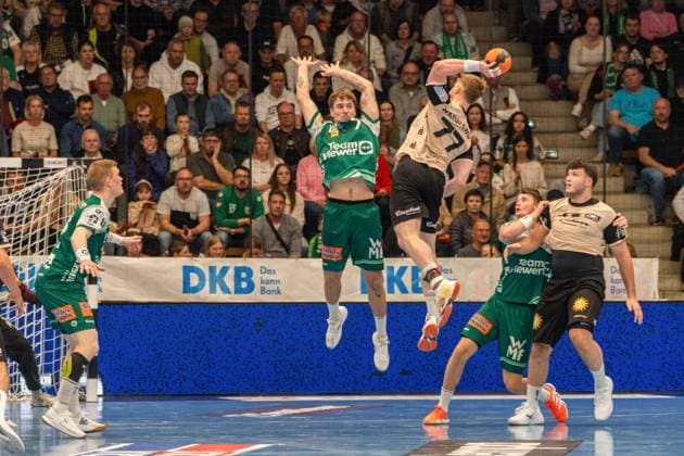 Victor Kloeve (Frisch Auf Goeppingen, 07) und Johannes Wasielewski (Bergischer HC, 77), Frisch Auf Goeppingen vs. Bergischer HC, Handball, Bundesliga, 09. Spieltag, Saison 2025 2026, 17.10.2025, Frisch Auf Goeppingen vs. Bergischer HC, Handball, Bundesliga, 09. Spieltag, Saison 2025 2026, 17.10.2025 Goeppingen Copyright: xEibner-Pressefoto MaxxVogelx EP_MVL