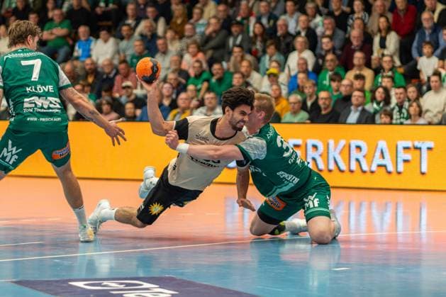 Eloy Morante Maldonado (Bergischer HC, 33) und Ymir Gislason (Frisch Auf Goeppingen, 33), Frisch Auf Goeppingen vs. Bergischer HC, Handball, Bundesliga, 09. Spieltag, Saison 2025 2026, 17.10.2025, Frisch Auf Goeppingen vs. Bergischer HC, Handball, Bundesliga, 09. Spieltag, Saison 2025 2026, 17.10.2025 Goeppingen Copyright: xEibner-Pressefoto MaxxVogelx EP_MVL