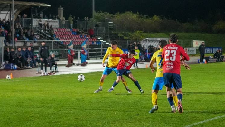 Fußball, Herren, Saison 2025 2026, Regionalliga Nordost, 12. Spieltag, FC Eilenburg vs. FSV 63 Luckenwalde, Freitag 17.10.2025, Ilburgstadion Eilenburg, Im Bild: Mike Bachmann (l. Luckenwalde) und William Kallenbach (r. Eilenburg) Sachsen Deutschland