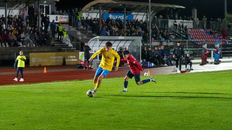 Fußball, Herren, Saison 2025 2026, Regionalliga Nordost, 12. Spieltag, FC Eilenburg vs. FSV 63 Luckenwalde, Freitag 17.10.2025, Ilburgstadion Eilenburg, Im Bild: Mike Bachmann (l. Luckenwalde) und William Kallenbach (r. Eilenburg) Sachsen Deutschland