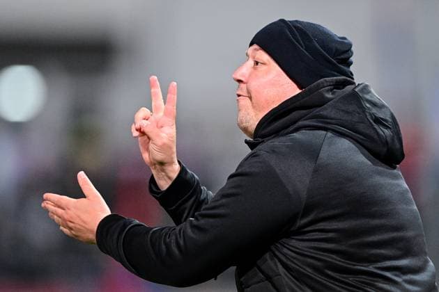 tTrainer Lukas Kling (Bayreuth) gibt Anweisungen, gestikuliert, mit den Armen gestikulieren, gives instructions, gesticulate, Einzelbild, Aktion, Action, 17.10.2025, Unterhaching (Deutschland), Fussball, Regionalliga Bayern, SpVgg Unterhaching - SpVgg Bayreuth