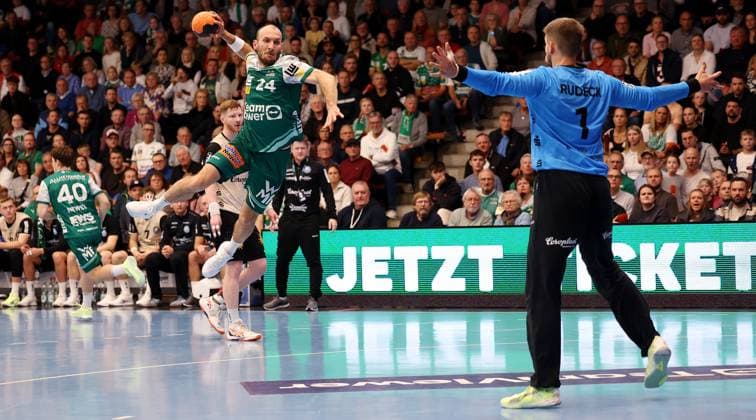 BAU 17.10.2025 Göppingen Handball Frisch Auf Göppingen vs. Bergischer HC, v.l. Marcel Schiller (Göppingen), Christopher Rudeck (Bergischer HC)