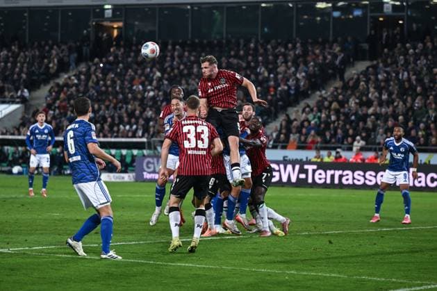 17.10.2025, Fussball, 2. Bundesliga, Saison 2025 2026, 9. Spieltag, Hannover 96 - FC Schalke 04, Enzo Leopold (Hannover 96) klärt den Eckball, xRHR-FOTO YYx