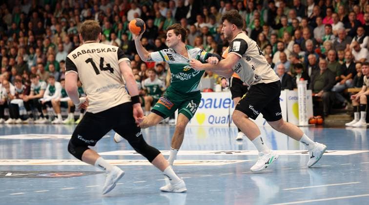 BAU 17.10.2025 Göppingen Handball Frisch Auf Göppingen vs. Bergischer HC, v.l. Gerdas Babarskas (Bergischer HC), Ludvig Hallbäck (Göppingen), Aron Seesing (Bergischer HC)