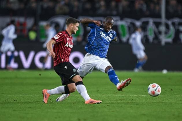 17.10.2025, Fussball, 2. Bundesliga, Saison 2025 2026, 9. Spieltag, Hannover 96 - FC Schalke 04, Christopher Antwi-Adjei (FC Schalke 04), Enzo Leopold (Hannover 96) xRHR-FOTO YYx