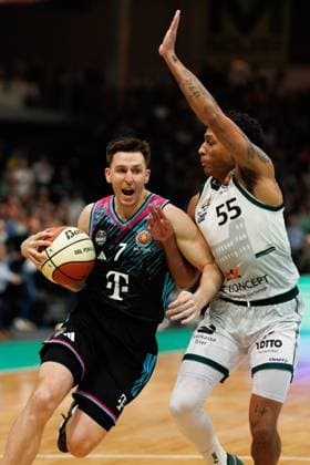 Grayson Murphy (Telekom Baskets Bonn) im Zweikampf mit Eli Brooks (Gladiators Trier), Vet Concept Gladiators Trier vs Telekom Baskets Bonn, Basketball, BBL Pokal, Achtelfinale, Saison 2025 2026, 17.10.2025 Vet Concept Gladiators Trier vs Telekom Baskets Bonn, Basketball, BBL Pokal, Achtelfinale, Saison 2025 2026, 17.10.2025 *** Grayson Murphy Telekom Baskets Bonn in duel with Eli Brooks Gladiators Trier , Vet Concept Gladiators Trier vs Telekom Baskets Bonn, Basketball, BBL Pokal, Round of 16, Season 2025 2026, 17 10 2025 Vet Concept Gladiators Trier vs Telekom Baskets Bonn, Basketball, BBL Pokal, Round of 16, Season 2025 2026, 17 10 2025 Copyright: xEibner-Pressefoto AlexanderxNeisx EP_ANS