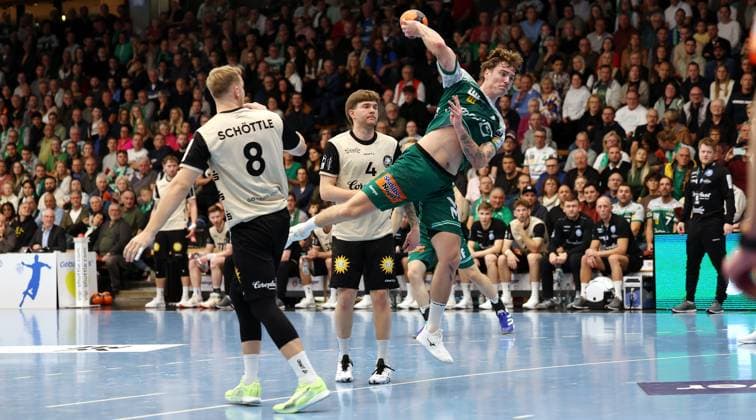 BAU 17.10.2025 Göppingen Handball Frisch Auf Göppingen vs. Bergischer HC, v.l. Nico Schöttle (Bergischer HC), Elias Scholtes (Bergischer HC), Victor Klöve (Göppingen)