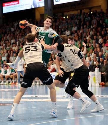 BAU 17.10.2025 Göppingen Handball Frisch Auf Göppingen vs. Bergischer HC, v.l. Sörn Steinhaus (Bergischer HC), Ludvig Hallbäck (Göppingen), Gerdas Babarskas (Bergischer HC)