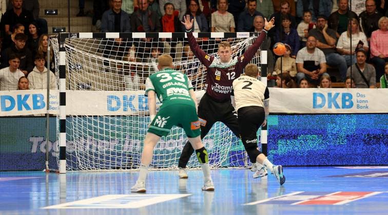 BAU 17.10.2025 Göppingen Handball Frisch Auf Göppingen vs. Bergischer HC, v.l. Ymir Örn Gislason (Göppingen), Kristian Saeveras (Göppingen), Noah Beyer (Bergischer HC)