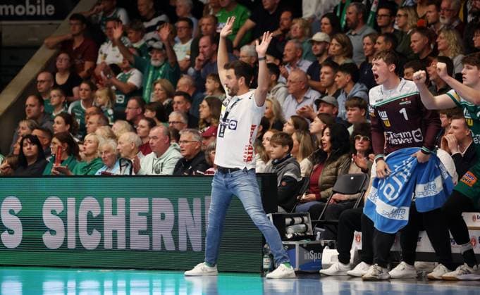 BAU 17.10.2025 Göppingen Handball Frisch Auf Göppingen vs. Bergischer HC, Trainer Benjamin Matschke (Göppingen, vorn)