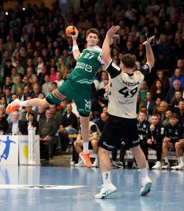 BAU 17.10.2025 Göppingen Handball Frisch Auf Göppingen vs. Bergischer HC, v.l. Oskar Sunnefeldt (Göppingen), Aron Seesing (Bergischer HC)