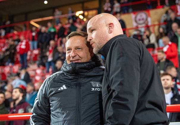 Fußball, Herren, Saison 2025 2026, 1. Bundesliga (7. Spieltag), 1. FC Union Berlin - Borussia Mönchengladbach, v. l. Geschäftsführer Horst Heldt (1. FC Union Berlin), Sportdirektor Rouven Schröder (Gladbach), 17.10.2025, Copyright: xSebastianxRäppold MatthiasxKochx