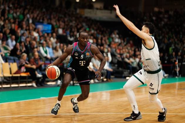 Tylan Birts (Telekom Baskets Bonn) im Zweikampf mit Clayton Guillozet (Gladiators Trier), Vet Concept Gladiators Trier vs Telekom Baskets Bonn, Basketball, BBL Pokal, Achtelfinale, Saison 2025 2026, 17.10.2025 Vet Concept Gladiators Trier vs Telekom Baskets Bonn, Basketball, BBL Pokal, Achtelfinale, Saison 2025 2026, 17.10.2025 Copyright: xEibner-Pressefoto AlexanderxNeisx EP_ANS