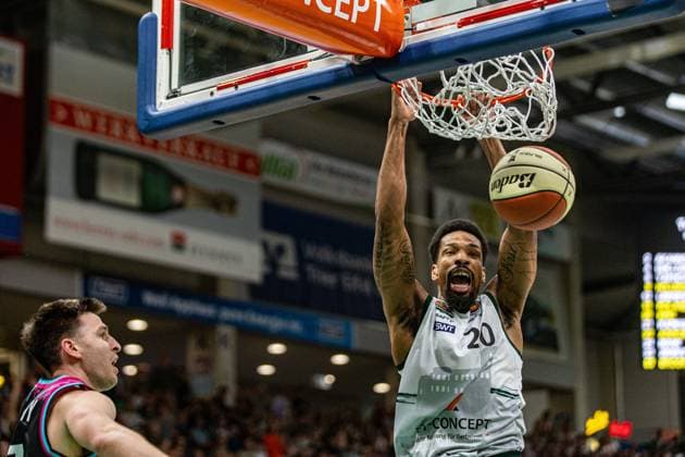 Urald King (VET-CONCEPT Gladiators Trier, 20) am Korb, Grayson Murphy (Telekom Baskets Bonn, 07) schaut zu VET-CONCEPT Gladiators Trier vs Telekom Baskets Bonn, Basketball, easy Credit BBL-Pokal, 2. Spieltag, Achtelfinale, 2025 2026, 17.10.2025 VET-CONCEPT Gladiators Trier vs Telekom Baskets Bonn, Basketball, easy Credit BBL-Pokal, 2. Spieltag, Achtelfinale, 2025 2026, 17.10.2025 Trier Copyright: xEibner-Pressefoto GerhardxWingenx EP_GWR