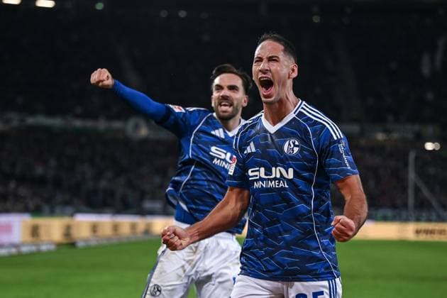 17.10.2025, Fussball, 2. Bundesliga, Saison 2025 2026, 9. Spieltag, Hannover 96 - FC Schalke 04, Nikola Katic (FC Schalke 04), Kenan Karaman (FC Schalke 04) xRHR-FOTO YYx