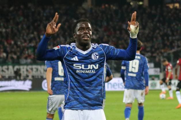 17.10.2025, xmohx, Fussball 2.Bundesliga, Hannover 96 - FC Schalke 04 v.l. Torjubel nach dem Tor zum celebrating the goal celebrate 0:3 durch Christian Gomis (FC Schalke 04) (DFL DFB REGULATIONS PROHIBIT ANY USE OF PHOTOGRAPHS as IMAGE SEQUENCES and or QUASI-VIDEO) Hannover