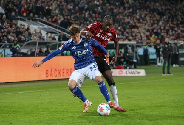 Deutschland: Fussball 2.Bundesliga 2025 26, 9. Spieltag - Hannover 96 vs FC Schalke 04 - Heinz von Heiden Arena Stadion (Hannover): Vitalie Becker (FC Schalke 04, 33) Mustapha Bundu (Hannover 96, 7) Hannover