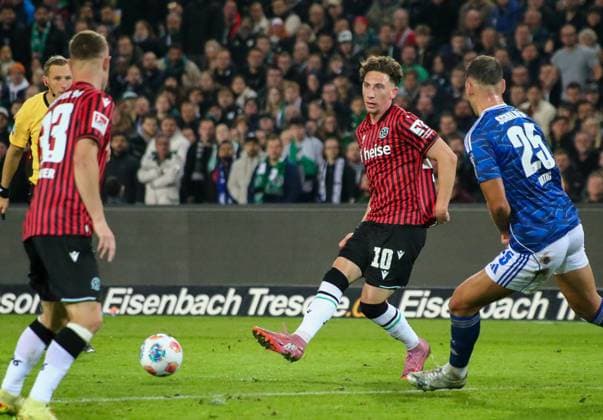 Deutschland: Fussball 2.Bundesliga 2025 26, 9. Spieltag - Hannover 96 vs FC Schalke 04 - Heinz von Heiden Arena Stadion (Hannover): Jannik Rochelt (Hannover 96, 10) Hannover