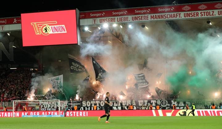 Pyrotechnik, Bengalos, Feuerwerk im Gladbacher Gästeblock Fußball Fussball Bundesliga Herren DFL 7. Spieltag Saison 2025 2026 17.10.2025 1.FC Union Berlin FCU vs. Borussia Mönchengladbach BMG DFL regulations prohibit any use of photographs as image sequences and or quasi-video.