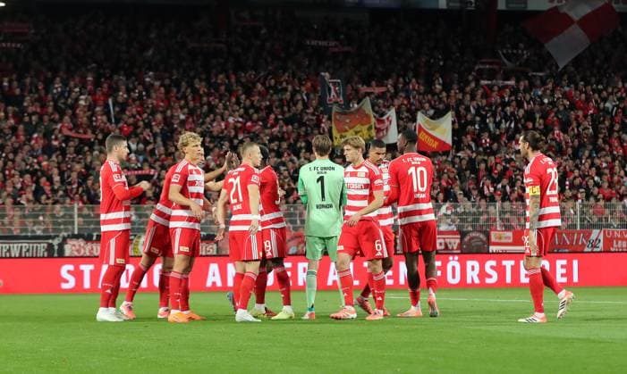 Union Mannschaft beim abklatschen vor Spielbeginn Fußball Fussball Bundesliga Herren DFL 7. Spieltag Saison 2025 2026 17.10.2025 1.FC Union Berlin FCU vs. Borussia Mönchengladbach BMG DFL regulations prohibit any use of photographs as image sequences and or quasi-video.