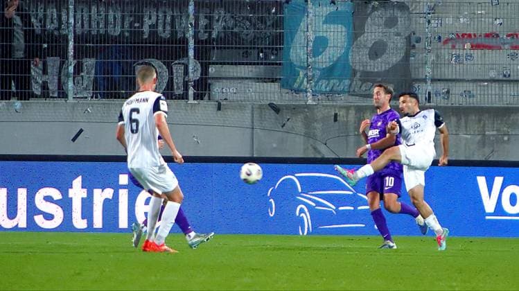 Bedrängt von Julian Günther-Schmidt (Aue) trifft Arianit Ferati (Mannheim) mit diesem Schuss zum 0:1, vorne Niklas Hoffmann (Mannheim) Fußball 3.Liga 2025 26 FC Erzgebirge Aue - SV Waldhof Mannheim am 17.10.2025 Erzgebirge Aue - Waldhof Mannheim
