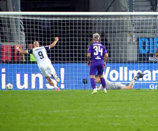 Felix Lohkemper (Mannheim) bejubelt das Tor von Arianit Ferati (Mannheim, nicht im Bild) zum 0:2, am Boden Torhüter Martin Männel (Aue) , vorne Marvin Stefaniak (Aue) Fußball 3.Liga 2025 26 FC Erzgebirge Aue - SV Waldhof Mannheim am 17.10.2025 Erzgebirge Aue - Waldhof Mannheim