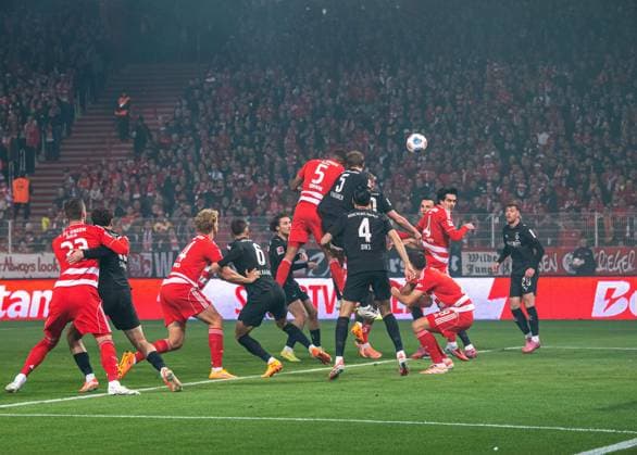 Fußball, Herren, Saison 2025 2026, 1. Bundesliga (7. Spieltag), 1. FC Union Berlin - Borussia Mönchengladbach, Danilho Doekhi (1. FC Union Berlin) erzielt das Tor zum 1:0 gegen Marvin Friedrich (Gladbach) und Kevin Diks (Gladbach), 17.10.2025, Copyright: xSebastianxRäppold MatthiasxKochx