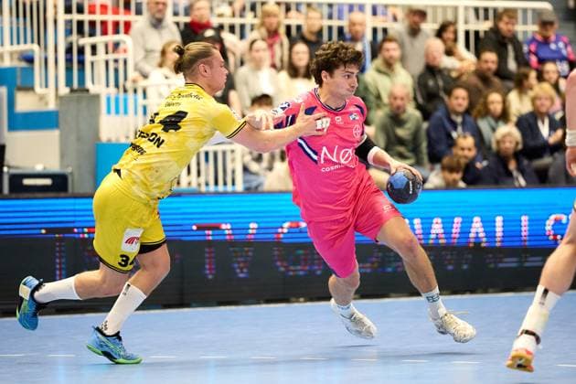 Krischa Leis (TSV Bayer Dormagen, 7) vs Niklas Ingenpaß (HSG Krefeld Niederrhein 55), Jörn Persson (HSG Krefeld Niederrhein 34 ) GER, TSV Bayer Dormagen vs HSG Krefeld Niederrhein, Handball, Handball Bundesliga, Saison 2024 2025, 17.10.2025 GER, TSV Bayer Dormagen vs HSG Krefeld Niederrhein, Handball, Handball Bundesliga, Saison 2024 2025, 17.10.2025 Dormagen Copyright: xEibner-Pressefoto xFrancescoxConx