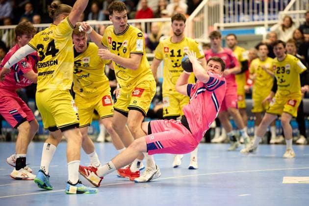 Jan Schmidt (TSV Bayer Dormagen, 42) vs Niklas Ingenpaß (HSG Krefeld Niederrhein 55), Matija Mircic (HSG Krefeld Niederrhein 97), Jörn Persson (HSG Krefeld Niederrhein 34), Lucas Schneider (HSG Krefeld Niederrhein 11) GER, TSV Bayer Dormagen vs HSG Krefeld Niederrhein, Handball, Handball Bundesliga, Saison 2024 2025, 17.10.2025 GER, TSV Bayer Dormagen vs HSG Krefeld Niederrhein, Handball, Handball Bundesliga, Saison 2024 2025, 17.10.2025 Dormagen *** Jan Schmidt TSV Bayer Dormagen, 42 vs Niklas Ingenpaß HSG Krefeld Niederrhein 55 , Matija Mircic HSG Krefeld Niederrhein 97 , Jörn Persson HSG Krefeld Niederrhein 34 , Lucas Schneider HSG Krefeld Niederrhein 11 GER, TSV Bayer Dormagen vs HSG Krefeld Niederrhein, Handball, Handball Bundesliga, Season 2024 2025, 17 10 2025 GER, TSV Bayer Dormagen vs HSG Krefeld Niederrhein, Handball, Handball Bundesliga, Season 2024 2025, 17 10 2025 Dormagen Copyright: xEibner-Pressefoto xFrancescoxConx