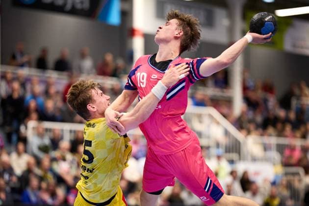 Finn Schroven (TSV Bayer Dormagen, 19) vs Niklas Ingenpaß (HSG Krefeld Niederrhein 55) GER, TSV Bayer Dormagen vs HSG Krefeld Niederrhein, Handball, Handball Bundesliga, Saison 2024 2025, 17.10.2025 GER, TSV Bayer Dormagen vs HSG Krefeld Niederrhein, Handball, Handball Bundesliga, Saison 2024 2025, 17.10.2025 Dormagen Copyright: xEibner-Pressefoto xFrancescoxConx