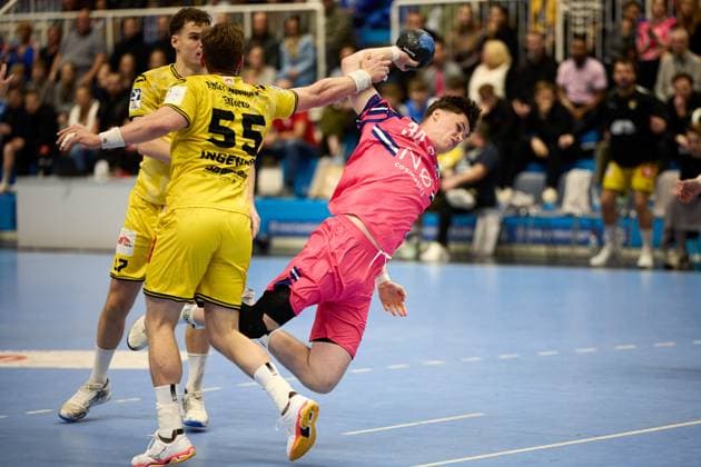 Max Schmidt (TSV Bayer Dormagen, 34) vs Niklas Ingenpaß (HSG Krefeld Niederrhein 55 ) GER, TSV Bayer Dormagen vs HSG Krefeld Niederrhein, Handball, Handball Bundesliga, Saison 2024 2025, 17.10.2025 GER, TSV Bayer Dormagen vs HSG Krefeld Niederrhein, Handball, Handball Bundesliga, Saison 2024 2025, 17.10.2025 Dormagen Copyright: xEibner-Pressefoto xFrancescoxConx