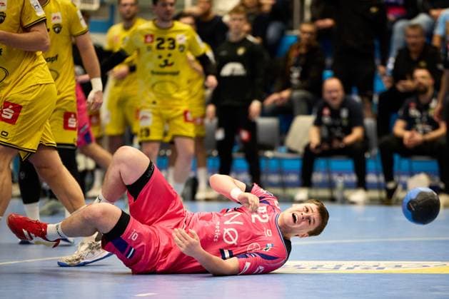 Jan Schmidt (TSV Bayer Dormagen, 42) vs Mike Schulz (HSG Krefeld Niederrhein 23) GER, TSV Bayer Dormagen vs HSG Krefeld Niederrhein, Handball, Handball Bundesliga, Saison 2024 2025, 17.10.2025 GER, TSV Bayer Dormagen vs HSG Krefeld Niederrhein, Handball, Handball Bundesliga, Saison 2024 2025, 17.10.2025 Dormagen Copyright: xEibner-Pressefoto xFrancescoxConx