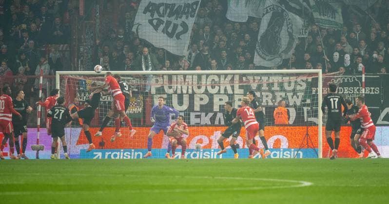 Fußball, Herren, Saison 2025 2026, 1. Bundesliga (7. Spieltag), 1. FC Union Berlin - Borussia Mönchengladbach, Danilho Doekhi (5, rot, 1. FC Union) erzielt das Tor zum 1:0 gegen Marvin Friedrich (5, Borussia Mönchengladbach) und Torwart Moritz Nicolas (Borussia Mönchengladbach), 17.10.2025, Copyright: xMatthiasxKochx