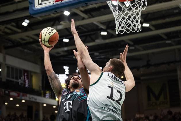easyCredit BBL Pokal, VET-CONCEPT Gladiators Trier vs. Telekom Baskets Bonn, 17.10.2025 Michael Kessens (Telekom Baskets Bonn 6) und Marten Linßen (VET-CONCEPT GLADIATORS TRIER 12) -- easyCredit BBL Pokal, VET-CONCEPT Gladiators Trier vs. Telekom Baskets Bonn, 17.10.2025, SWT Arena Trier Copyright: xBEAUTIFULxSPORTS Derixx