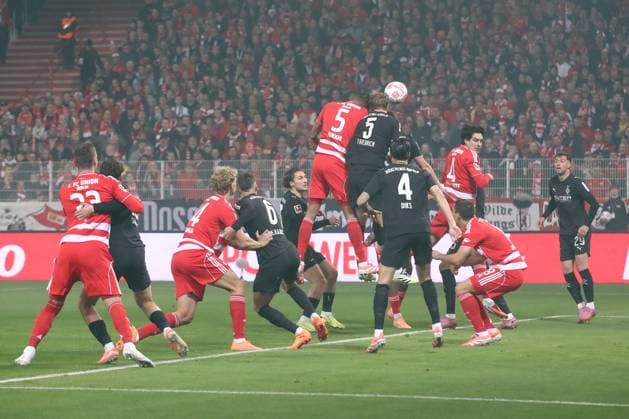 17.10.2025, xtgx, Fussball - 1.Bundesliga Union Berlin - Borussia Moenchengladbach v.l. Tor zum 1:0 durch Danilho Doekhi (Union Berlin, 5) (DFL DFB REGULATIONS PROHIBIT ANY USE OF PHOTOGRAPHS as IMAGE SEQUENCES and or QUASI-VIDEO) Berlin